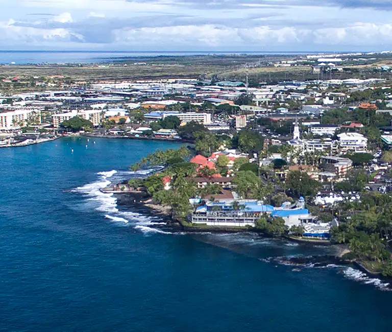 Technician speaking with home owner in front of a house | Kona Pest Control serving Kailua-Kona, HI